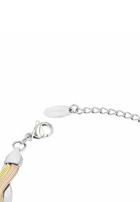 Bracciale in metallo con design texturizzato, caratterizzato da catene intrecciate in argento, oro e rosa. Include un gancio a moschettone e un'etichetta incisa.