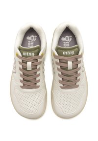 Weiße Sneaker mit perforiertem Design, beigen Schnürsenkeln, olivgrünen Akzenten und einem gelben Detail. Verfügen über eine gepolsterte Innensohle und eine Gummisohle.