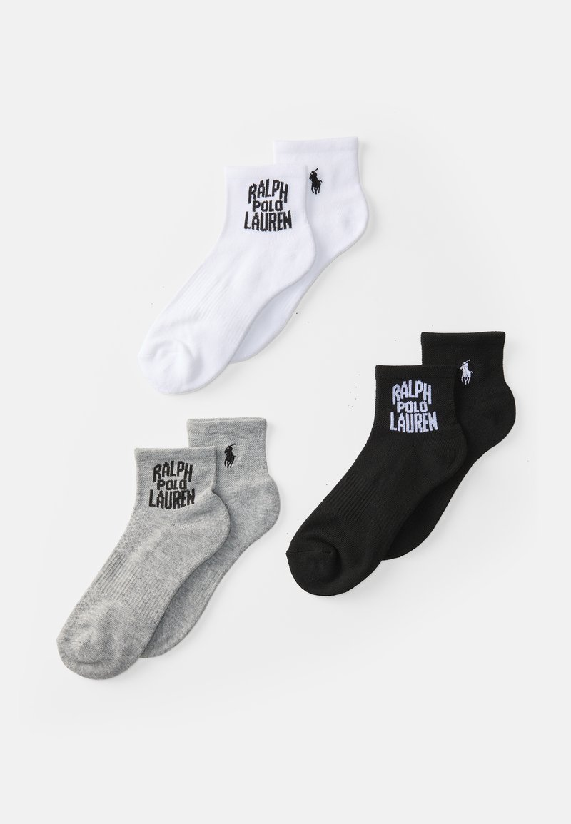 Tre par ankelsokker: hvite med svart logo, grå med svart logo og svarte med svart logo. Mykt stoff, ribbet tekstur og klassisk design.