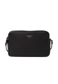 Borsa a tracolla in pelle nera testurizzata con forma rettangolare, logo dorato "TWINSET" e tracolla regolabile. Design semplice con minuteria minima.