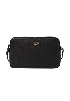 Borsa a tracolla in pelle nera testurizzata con forma rettangolare, logo dorato "TWINSET" e tracolla regolabile. Design semplice con minuteria minima.
