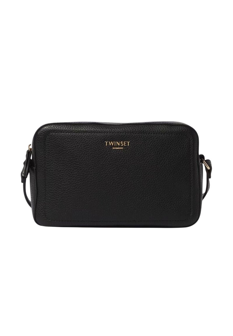 Borsa a tracolla in pelle nera testurizzata con forma rettangolare, logo dorato "TWINSET" e tracolla regolabile. Design semplice con minuteria minima.