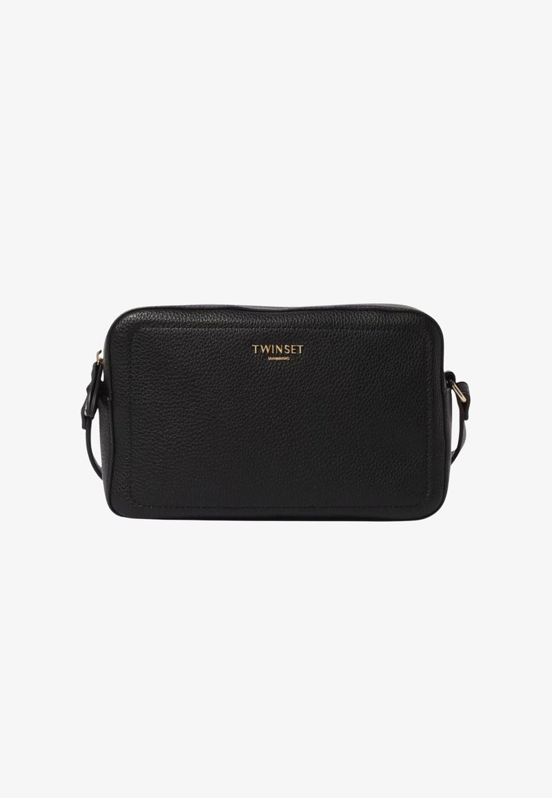 Borsa a tracolla in pelle nera testurizzata con forma rettangolare, logo dorato "TWINSET" e tracolla regolabile. Design semplice con minuteria minima.