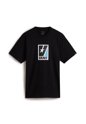 Schwarzes Vans T-Shirt mit kurzen Ärmeln und einem weißen, schwarzen und blauen rechteckigen Logo mit Stern und dem Vans Markennamen auf der Brust.