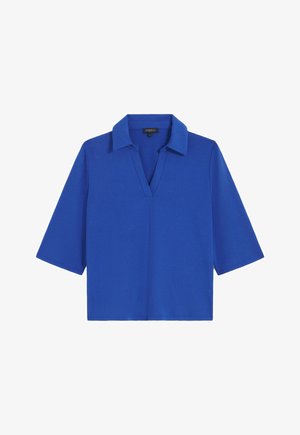 Top azul de manga corta con cuello y corte en V. Hecho de una tela suave, presenta un corte holgado y un diseño minimalista.