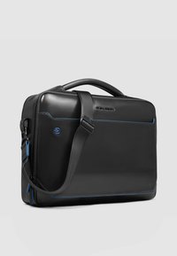 Maletín de cuero negro con detalles en azul, forma rectangular, asa superior, correa de hombro ajustable y cierre con cremallera. Textura lisa.