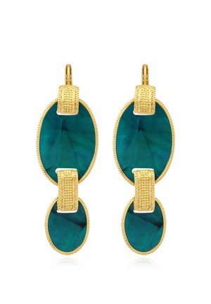Boucles d'oreilles ton or avec des maillons texturés reliant des éléments ovales et ronds de couleur vert profond façon pierre sur fond blanc.