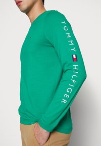 Tommy Hilfiger LOGO LONG SLEEVE TEE - Camisola de manga comprida - courtside green