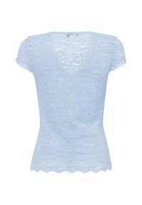 T-shirt en dentelle bleu clair avec un ourlet festonné et des manches courtes. Le motif de dentelle complexe recouvre tout le vêtement, créant un effet texturé.