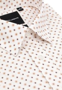 Biała koszula z guzikami, ozdobiona kropkowanym wzorem w brązowe i niebieskie akcenty. Wykonana z gładkiego materiału, z kołnierzykiem w formie spiczastej.