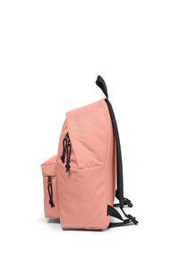Zaino rosa con spallacci neri e tre tiranti per cerniere, mostrato in profilo laterale su sfondo bianco.
