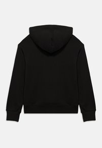 Μαύρο φούτερ με κουκούλα από υφή υφάσματος, με rib μανσέτες και άνετη εφαρμογή. Διαθέτει μεγάλη κουκούλα και δεν έχει ορατά διακοσμητικά στοιχεία.