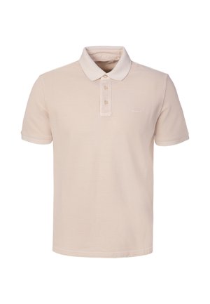 Camisa polo beige de manga corta con tres botones y cuello puntiagudo, mostrada sobre un fondo blanco liso.
