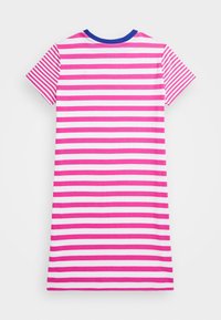Růžové a bílé pruhované šaty s krátkým rukávem, modrým kulatým výstřihem a volným střihem, vyrobené z měkké látky s hladkým povrchem.