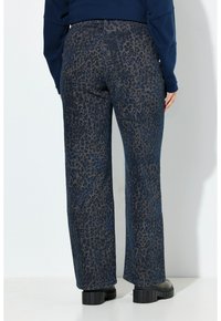 Weite Jeanshose in Dunkelblau mit Leopardenmuster. Features eine hohe Taille, Fünf-Taschen-Design und sichtbare Nähte.