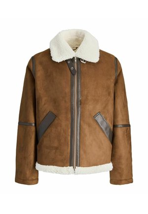 Barna shearling dzseki fehér műszőrme gallérral, elülső cipzárral, bőr díszítésekkel és két ferde oldalzsebbel. Puha tapintás.