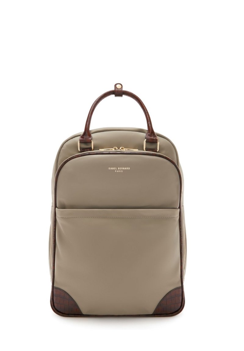 Sac à dos rectangulaire taupe avec anses et coins marron foncé, poche avant zippée et détails dorés sur la fermeture éclair.