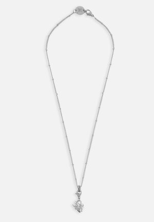 Hõbedane kettkaelakee, millel on leegi kujuline ripats, õhuke tekstuuriga lingikujundus ja lõuendkinnitus.