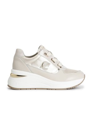 Sneaker platform beige con texture in pelle verniciata e liscia, design con lacci, dettagli metallici e suola in gomma bianca sollevata.