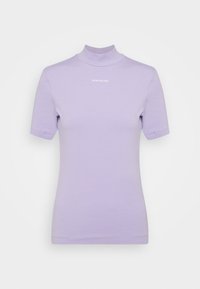 Levandulové tričko s krátkým rukávem vyrobené z měkké směsi bavlny, s vysokým límcem a jemným logem "CALVIN KLEIN JEANS" na hrudi.