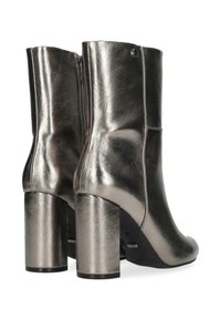 Metaliczne botki za kostkę o gładkim skórzanym wykończeniu, kwadratowym obcasie, suwak z boku oraz minimalistycznym wzornictwie z subtelnym detalem logo.