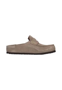 Scarpe slip-on in camoscio di colore beige chiaro con bordo cucito in stile mocassino e una banda rialzata sulla parte superiore. Suola in gomma per una miglior aderenza.