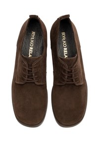 Pantofi oxford din suede maro, cu vârf rotund, design cu șireturi și talpă netedă. Partea superioară texturată cu detalii cusute.