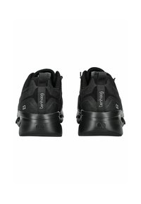 Pár černých sportovních bot z pohledu zezadu s textem "tenhooq" na poutkách na patách a texturovanými podrážkami.