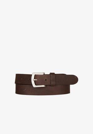 Bruine leren riem met een zilveren metalen gesp. Het ontwerp is eenvoudig met een gladde textuur en verschillende perforaties voor aanpassing.
