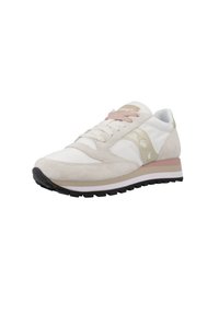Sneaker bianche e beige con una tomaia in suede e pelle, caratterizzate da un accento dorato, lacci texture e una suola in gomma nera.