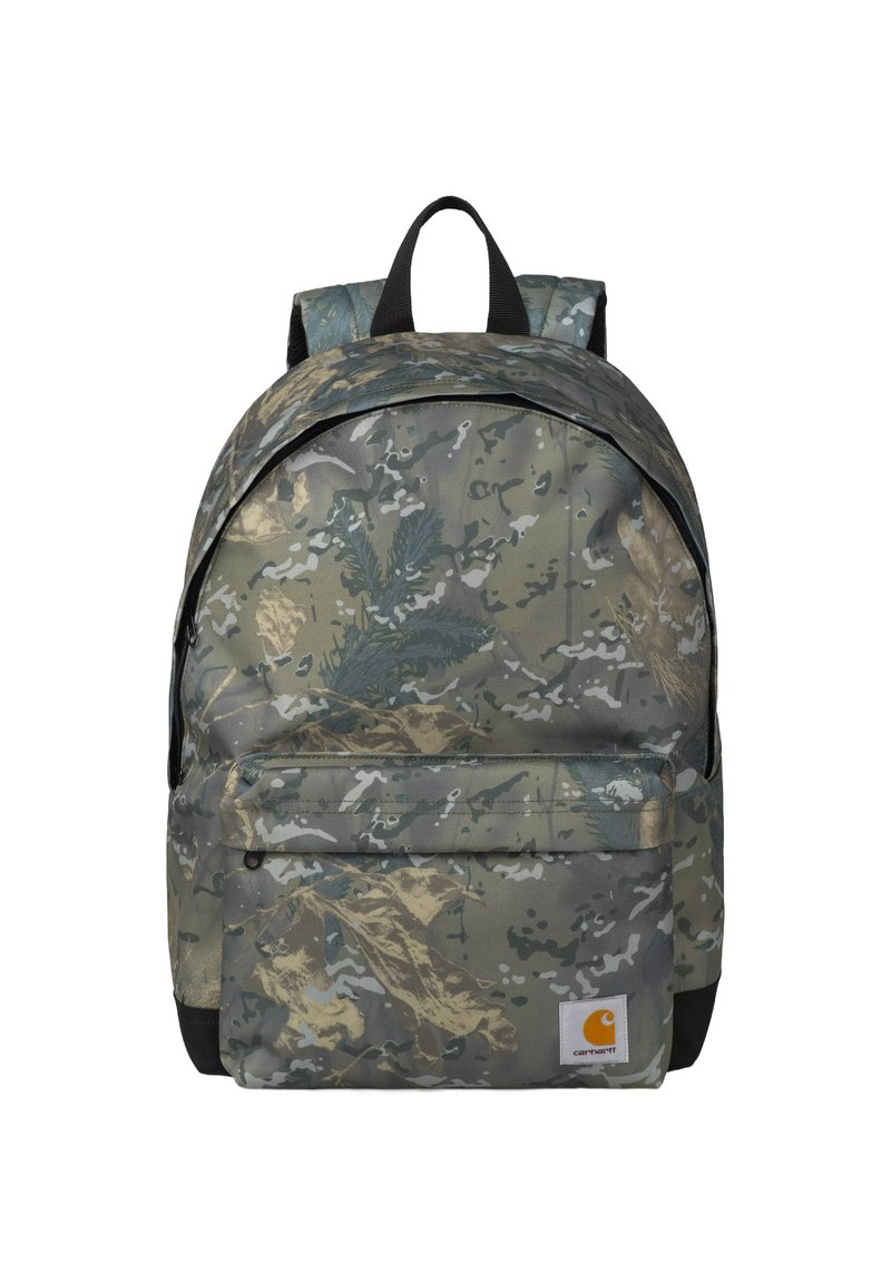 Zaino mimetico nelle tonalità di verde, marrone e grigio. Realizzato in tessuto resistente con spallacci regolabili e una tasca frontale con zip. Logo Carhartt visibile.