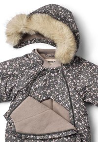 Buitenjas met bloemmotief op een grijze achtergrond, met een door bont gevoerde capuchon en een beige fleecevoering; heeft ritsen en een geribde kraag.