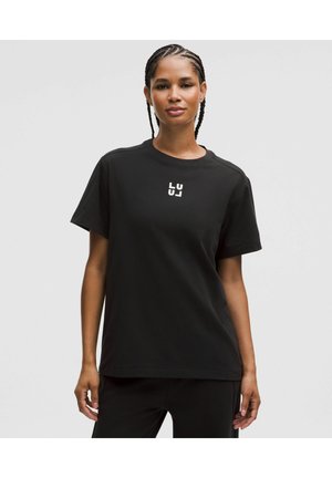 - T-shirt z nadrukiem