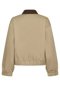 Veste bomber beige avec un col côtelé marron, un bas et des poignets élastiqués, présentant un tissu lisse et une coupe décontractée.