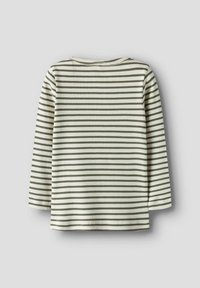 Garšām piedurknēm tops krēmkrāsā ar tumši zaļām horizontālām svītrām. Ar ribota tekstūra un apaļu kakla noslēgumu.