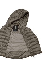 Giacca imbottita verde oliva con cappuccio, caratterizzata da una texture liscia, chiusura con zip e un logo sottile sulla fodera interna.
