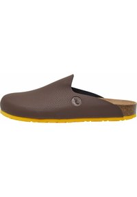 Barna, formázott, slip-on cipő, texturált felülettel, parafa talppal és sárga gumitalppal. Oldalsó logó részlet látható.