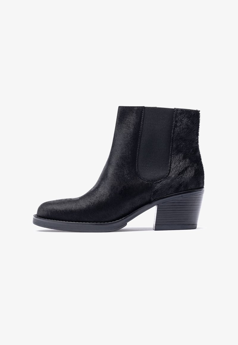 Stivaletto alla caviglia nero con finitura morbida e strutturata, dotato di pannelli laterali elastici, punta arrotondata e tacco a blocco.