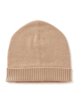Gorro de punto beige con un puño acanalado, hecho de tela suave, que presenta un pequeño detalle de logo en el lateral. Forma redonda y ajustada.