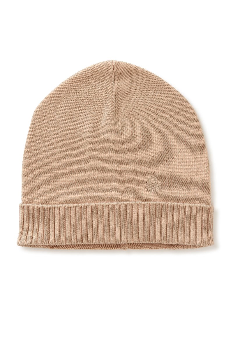 Beige pletená čepice s žebrovaným manžetou, vyrobená z měkkého materiálu, s malým logem na boku. Kulatý, těsný tvar.