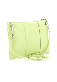 Borsa a tracolla in pelle verde chiaro con fibbie argentate e tracolla regolabile, caratterizzata da dettagli di cucitura verticale sul davanti.