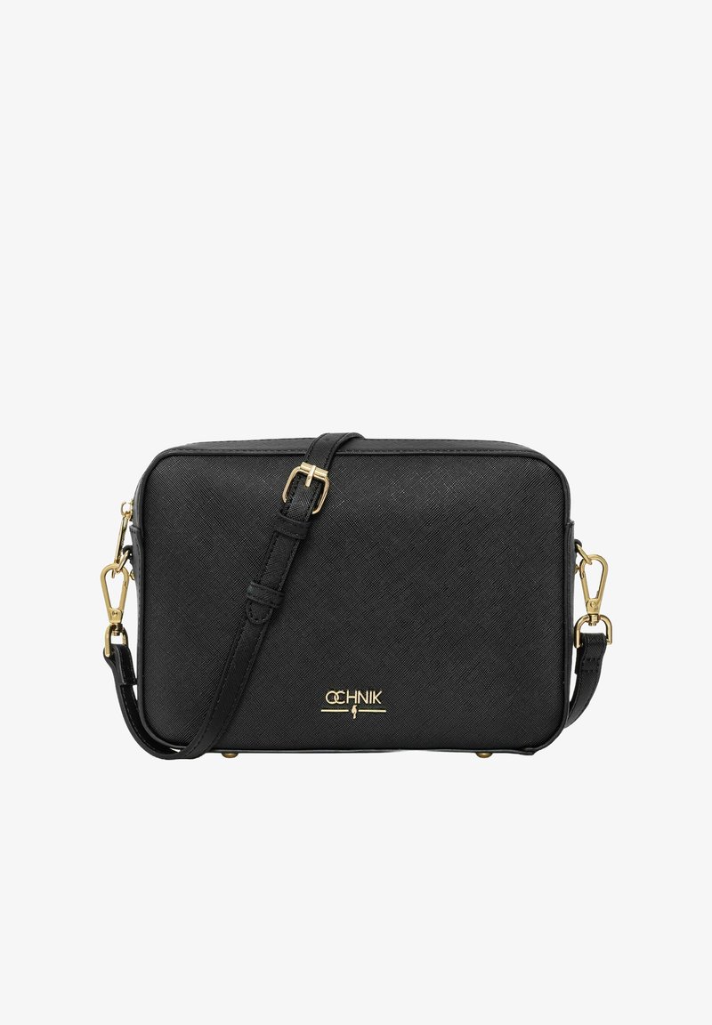 Czarna syntetyczna torba na ramię z złotymi akcentami, prostokątna forma, teksturowana powierzchnia, regulowany pasek i logo marki z przodu.