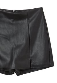 Shorts en simili cuir noir avec une taille haute, texture lisse, coutures verticales et un détail d'ourlet angulé au bas. Fermeture éclair à l'arrière.