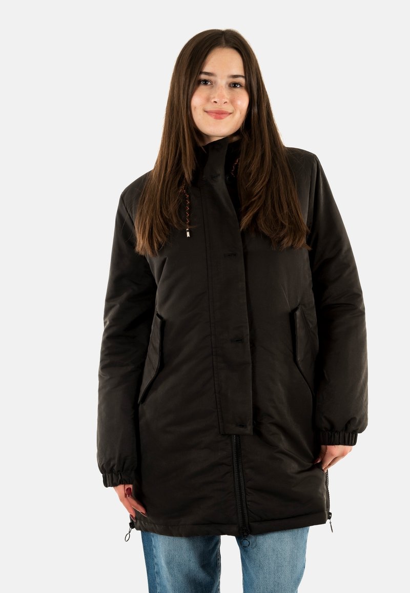 Chaqueta acolchada negra con bolsillos laterales, puños elásticos y un collar alto. Presenta cierre con cremallera y un cordón en la capucha.