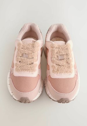 Rózsaszín sportcipők textúrázott, bolyhos pánttal, hálós béléssel és pöttyözött talppal. Lekerekített orr és párnázott nyak. Kényelmes dizájn.