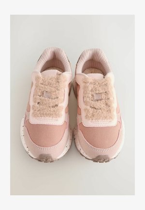 Roze sportieve schoenen met een gestructureerde pluizige band, mesh voering en een gespikkelde zool. Ronde neus en gevoerde kraag. Casual ontwerp.