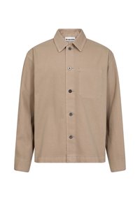 Hellbraunes Hemd mit Knopfverschluss aus einem glatten Stoff, das einen Kragen, eine Brusttasche und dunkelgraue Knöpfe hat.