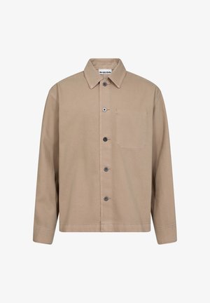 Hellbraunes Hemd mit Knopfverschluss aus einem glatten Stoff, das einen Kragen, eine Brusttasche und dunkelgraue Knöpfe hat.