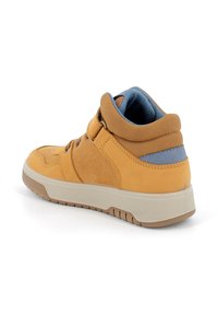 Stivaletto in suede e pelle marrone con un colletto in tessuto azzurro chiaro, suola a contrasto e design con punta arrotondata. Superficie testurizzata con dettagli delle allacciature.