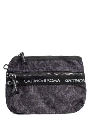 Bolsa de tela negra con cremallera que presenta un patrón geométrico. Incluye dos compartimentos con cremallera y una correa con la marca "GATTINONI ROMA."